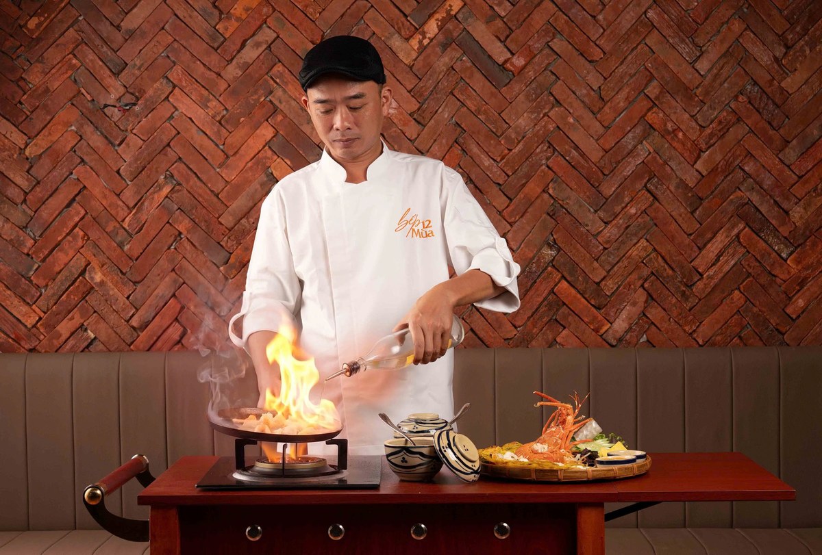 Đầu bếp Bếp 12 Mùa trình bày tableside