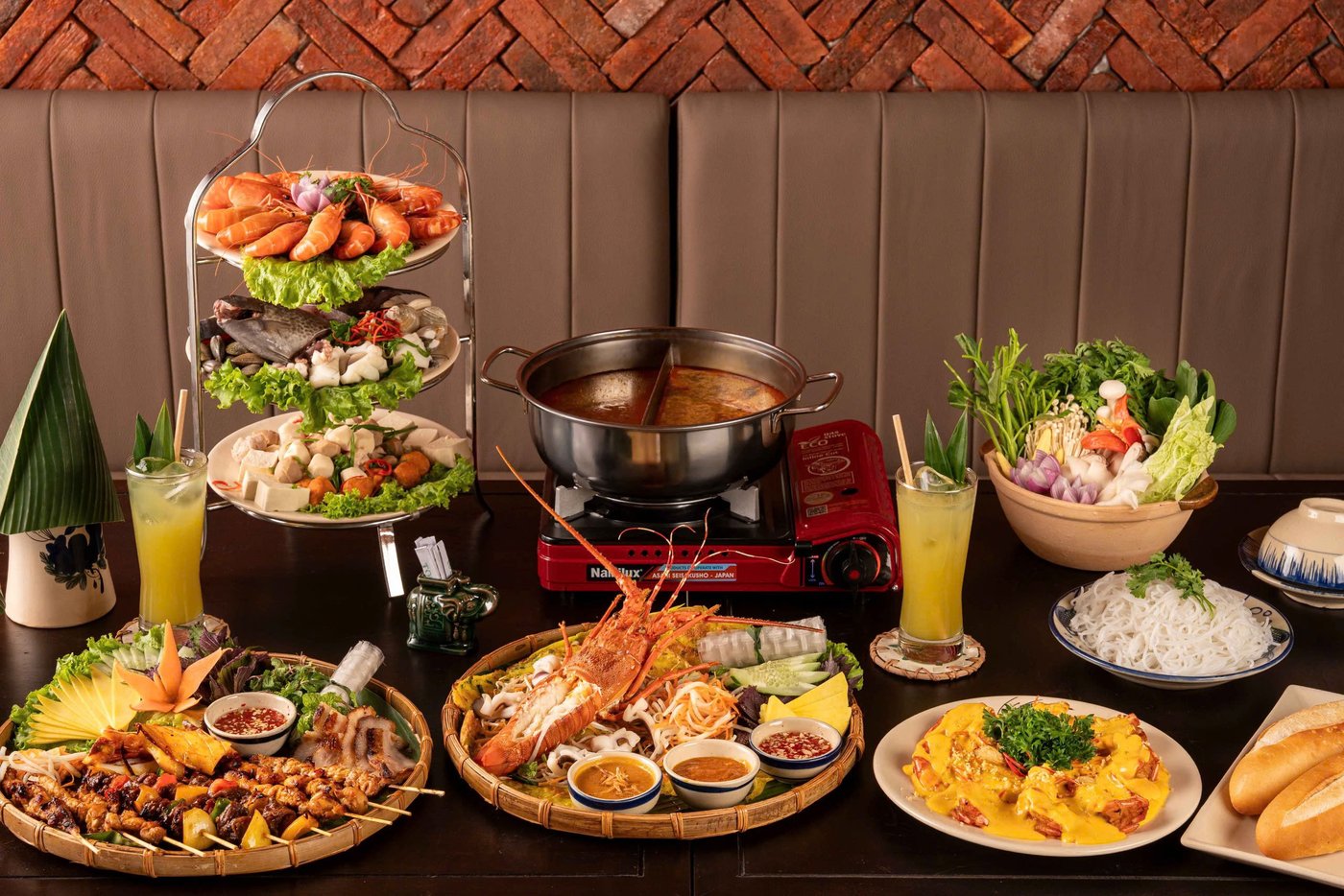 Mâm hải sản Bếp 12 Mùa — tôm hùm và đặc sản biển Đà Nẵng